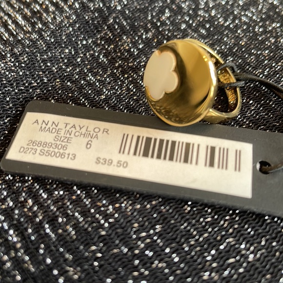 Ann Taylor Women’s gold plated pearl clover ring size 6 - Picture 5 of 5